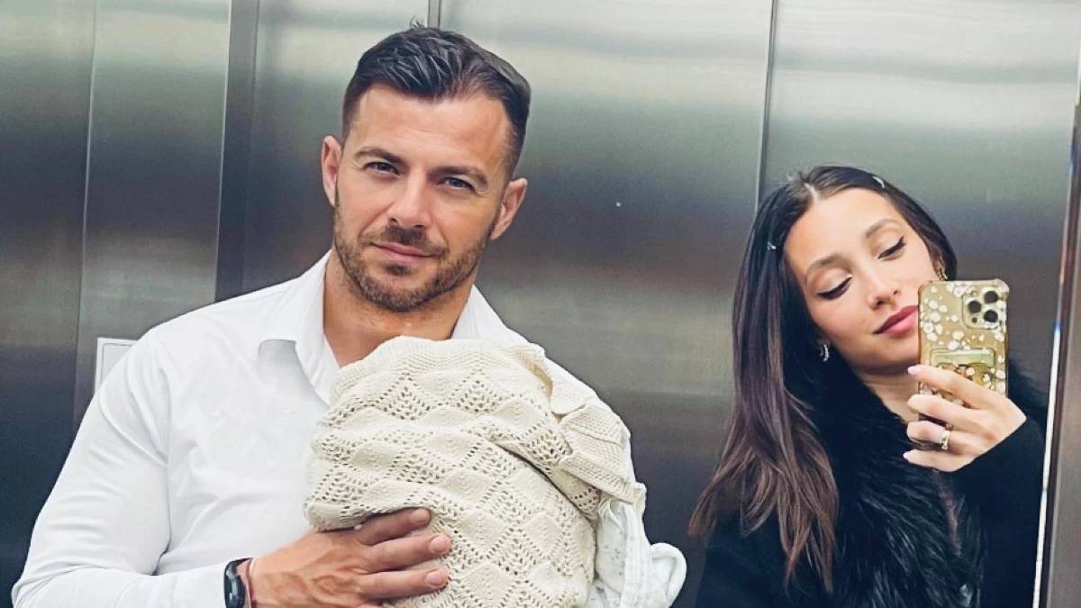 Δήμητρα Βαμβακούση: «Το μωρό νανουρίζεται στο σκάφος και εμείς...» - Με ξυρισμένο κεφάλι ο Ντάνος κι εκείνη με μικροσκοπικό μπικίνι στη θάλασσα