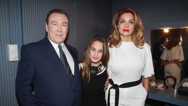 Τόλης Βοσκόπουλος: Η τραγική φιγούρα συζύγου και κόρης στο νεκροταφείο - Μνημόσυνο για τα 3 χρόνια χαμού του