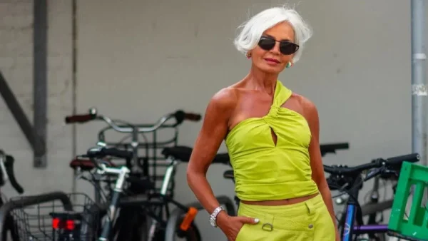 Είσαι 50 plus; Αυτά είναι τα 10 βασικά λάθη που πρέπει να αποφύγεις στο καλοκαιρινό σου στυλ