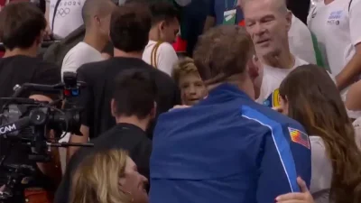 Ολυμπιακοί Αγώνες 2024: Η σύζυγός του σήκωσε πανό στις κερκίδες και του ανακοίνωσε το φύλο του μωρού τους - Συγκίνηση στην απονομή χάλκινου νικητή