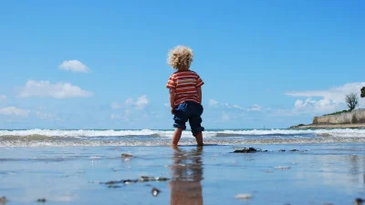 Δεν θέλει καθόλου την θάλασσα το παιδί σου; 5 εύκολοι τρόποι για να του αλλάξεις γνώμη!