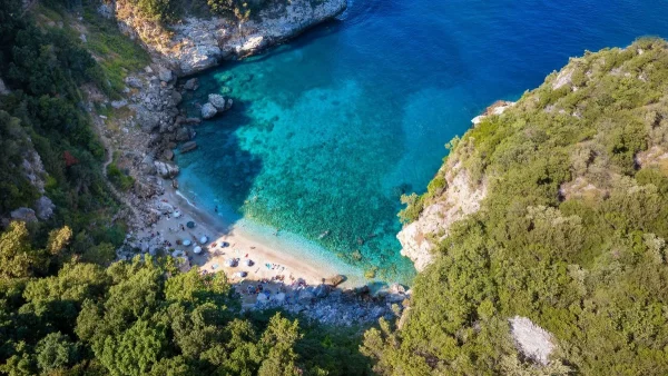 Αναδείχθηκε 7η στον κόσμο: Αυτή είναι η ελληνική παραλία που έχει ξετρελάνει και το Χόλιγουντ