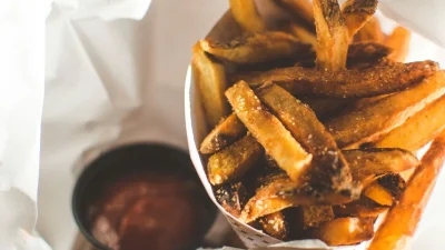 Τέλος η "νια νια" πατάτες τηγανιστές: Αυτό είναι το απόλυτο κόλπο με το κρύο νερό για να σου βγαίνουν τραγανές