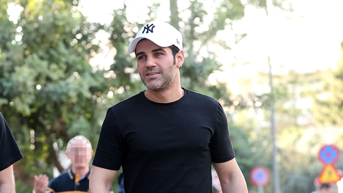 Πέτρος Ιακωβίδης: Η πρώτη δημόσια εμφάνιση με την σύντροφό του - Στις κερκίδες γηπέδου μαζί με την αδερφή του