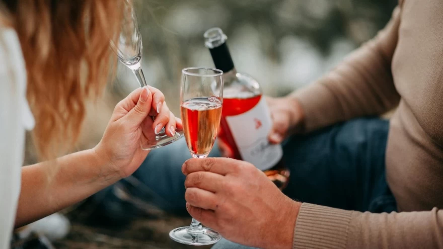 ζευγάρι με ποτήρια κρασί