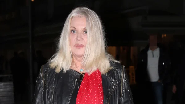 Ρούλα Κορομηλά: Φωτογραφίες από το σπίτι της στην Κηφισιά - Μέσα στο πράσινο με μεγάλη πισίνα και λευκή διακόσμηση που θυμίζει παλάτι