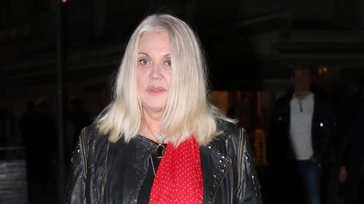 Ρούλα Κορομηλά: Φωτογραφίες από το σπίτι της στην Κηφισιά - Μέσα στο πράσινο με μεγάλη πισίνα και λευκή διακόσμηση που θυμίζει παλάτι