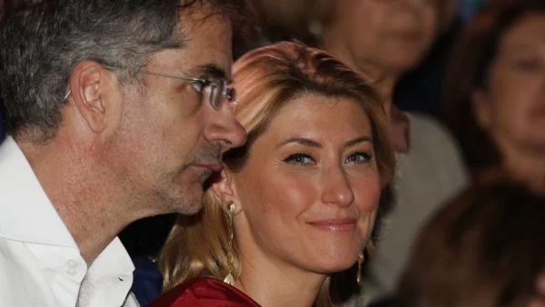 Σία Κοσιώνη: Πόζαρε με μαύρο μαγιό στην ξαπλώστρα της - Η φωτογραφία από την παραλία