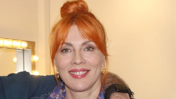 Σμαράγδα Καρύδη: "Κόβει" την ανάσα με το καλλίγραμμο κορμί της - Στη θάλασσα με μπορντό μπικίνι και χωρίς ίχνος μακιγιάζ