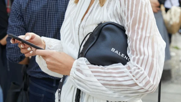 Αυτό το απροσδόκητο καλοκαιρινό micro-trend είναι ιδανικό για όσες δεν θέλουν να ντύνονται όπως όλες!