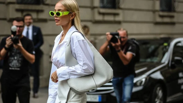 Αυτός ο τολμηρός συνδυασμός με 2 fashion items είναι ο αγαπημένος των it-girls - 3 looks για να τον δοκιμάσεις