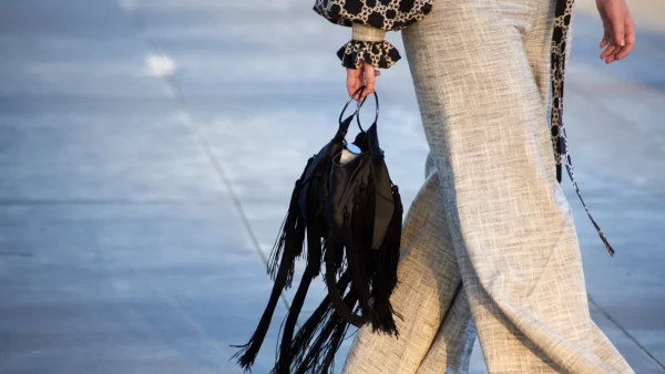 Το απίστευτα άνετο αλλά και αμφιλεγόμενο παντελόνι που "διχάζει" όσες αγαπούν τη μόδα