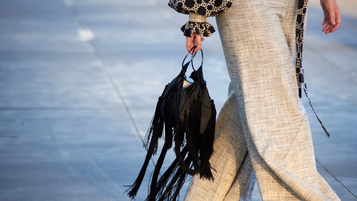 Το απίστευτα άνετο αλλά και αμφιλεγόμενο παντελόνι που "διχάζει" όσες αγαπούν τη μόδα