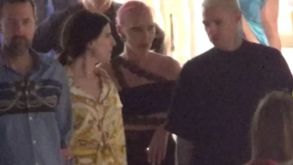 Τάμτα - Πάρις Κασιδόκωστας: Με εκκεντρικό look στα στενά της Μυκόνου - Η εμφάνιση της τραγουδίστριας που τράβηξε τα βλέμματα