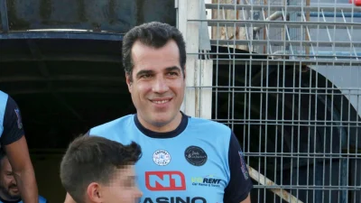 Θάνος Πλεύρης: Με ποδοσφαιρικά ρούχα στο γήπεδο και στις κερκίδες η σύζυγος και τα παιδιά του - Με μίνι και πλατφόρμες η Λένα Παπαθεολόγου