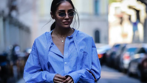 Half-tuck: Αυτό είναι το Νο1 κόλπο που εφαρμόζουν τα fashion girls για έξτρα κομψότητα