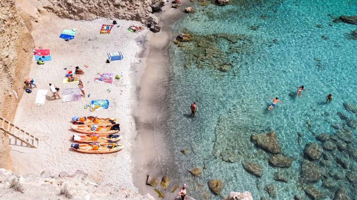 5 ελληνικές παραλίες με τεράστια φήμη και καταγάλανα νερά - Θα νομίζεις πως είσαι στον παράδεισο