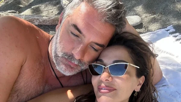 Δέσποινα Βανδή - Βασίλης Μπισμπίκης: Ποζάρουν αγκαλιασμένοι σε παραλία της Κρήτης