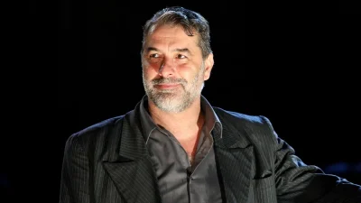 Βασίλης Μπισμπίκης: Κάνει αποτρίχωση προσώπου στα Εξάρχεια! (Φωτογραφία)