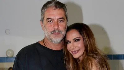 Βασίλης Μπισμπίκης: Αγκαλιές και τα φιλιά με τη Δέσποινα Βανδή στα παρασκήνια – Την καμάρωσε στη σκηνή (Φωτογραφίες)