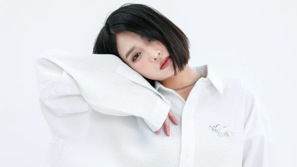 Εκπτώσεις Zara: 5 λευκά πουκάμισα με 17,99 ευρώ που θα φοράς και το φθινόπωρο