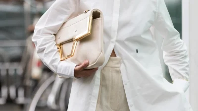 H διάσημη στυλίστρια Roz Kaur αποκαλύπτει πώς έγινε fashion icon στα 56 της ποντάροντας σε αυτά τα 10 κομμάτια