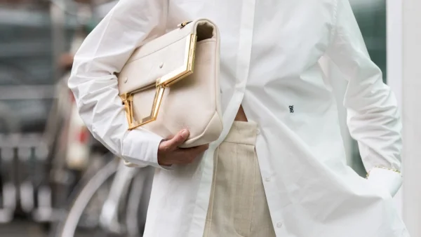 H διάσημη στυλίστρια Roz Kaur αποκαλύπτει πώς έγινε fashion icon στα 56 της ποντάροντας σε αυτά τα 10 κομμάτια