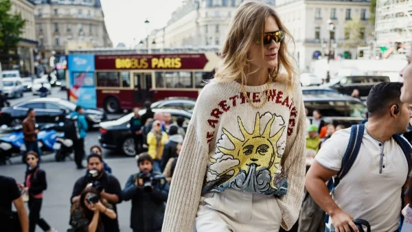 Τζιν παντελόνι: Αυτό είναι το μοναδικό σχέδιο που μπορείς να φορέσεις με όλα τα παπούτσια