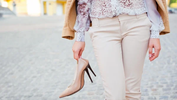 50χρονη σχεδιάστρια μόδας αποκαλύπτει τα 8 anti-trend κομμάτια που πρέπει να έχεις χειμώνα-καλοκαίρι στην γκαρνταρόμπα σου