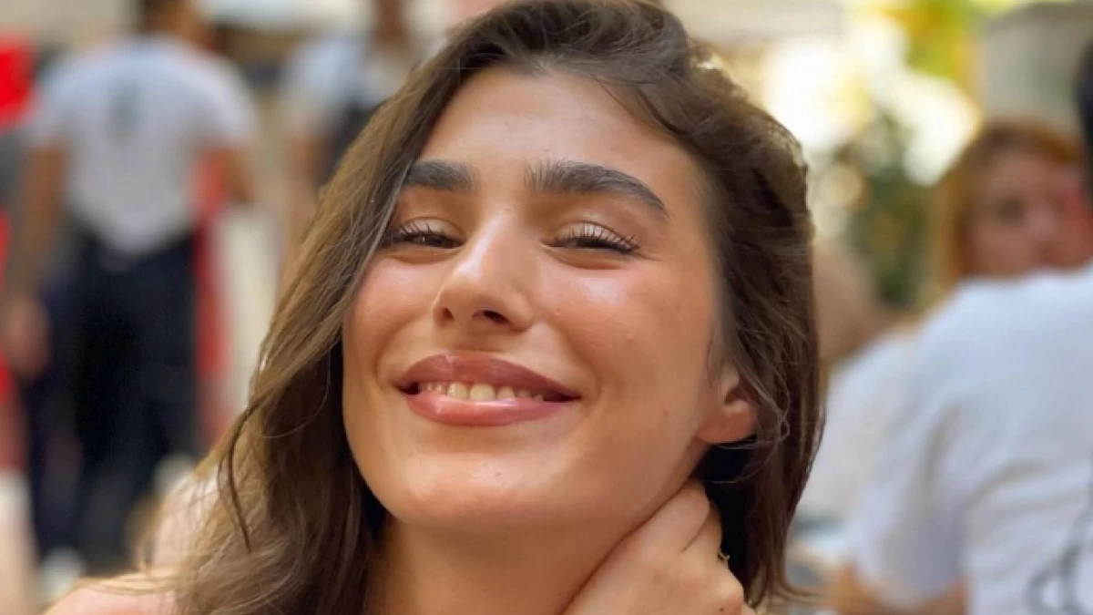 Χρύσα Μιχαλοπούλου: Μόνη της σε γάμο με κόκκινο slip dress με ανοιχτή πλάτη και ψηλοτάκουνα - Την κοιτούσαν όλοι