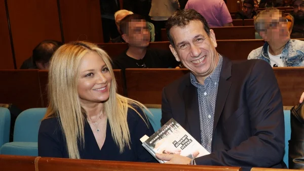 Νάνσυ Ζαμπέτογλου: Εντελώς αμακιγιάριστη με ολόλευκο φόρεμα σε ταβέρνα στα Κύθηρα - Έμοιαζε με μικρό κοριτσάκι