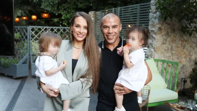 Μιχάλης Ζαμπίδης: Οι δίδυμες κόρες του έχουν μεγαλώσει πολύ - Η φωτογραφία με τα πρόσωπά τους στο ονειρικό σπίτι που κάνουν διακοπές