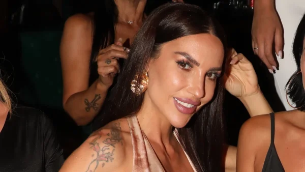 Ζέτα Θεοδωροπούλου: Ανανεωμένη σε γνωστό club της Αθήνας - Φορούσε κολλητό φόρεμα με άνοιγμα στην κοιλιά και στα πόδια