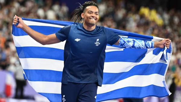 Ο Εμμανουήλ Καραλής κρατά την ελληνική σημαία στους Ολυμπιακούς Αγώνες