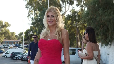 Ευρυδίκη Παπαδοπούλου: Με αέρινο μίνι φόρεμα στα Ματογιάννια - Τα νυχτοπερπατήματα στις διακοπές με τον σύντροφό της