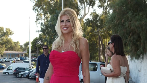 Ευρυδίκη Παπαδοπούλου: Με αέρινο μίνι φόρεμα στα Ματογιάννια - Τα νυχτοπερπατήματα στις διακοπές με τον σύντροφό της