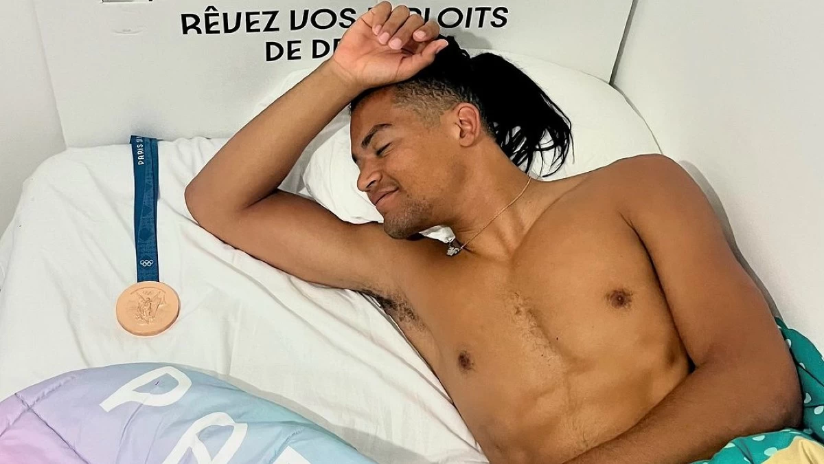 Εμμανουήλ Καραλής: «Μωρό μου καλημέρα» – Δεν αφήνει λεπτό το μετάλλιο απ' το πλευρό του!