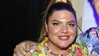 Δανάη Μπάρκα: Με στράπλες μπικίνι και παρεό στη μέση - Η νησιώτικη φωτογραφία από την Σέριφο