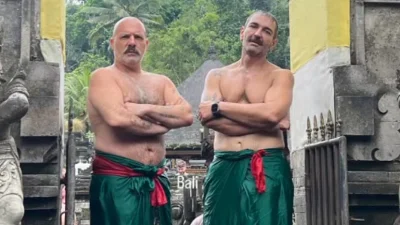 Νίκος Μουτσινάς: Συμμετείχε σε τελετή εξαγνισμού στο Μπαλί – Το βίντεο μέσα από ινδουιστικό ναό