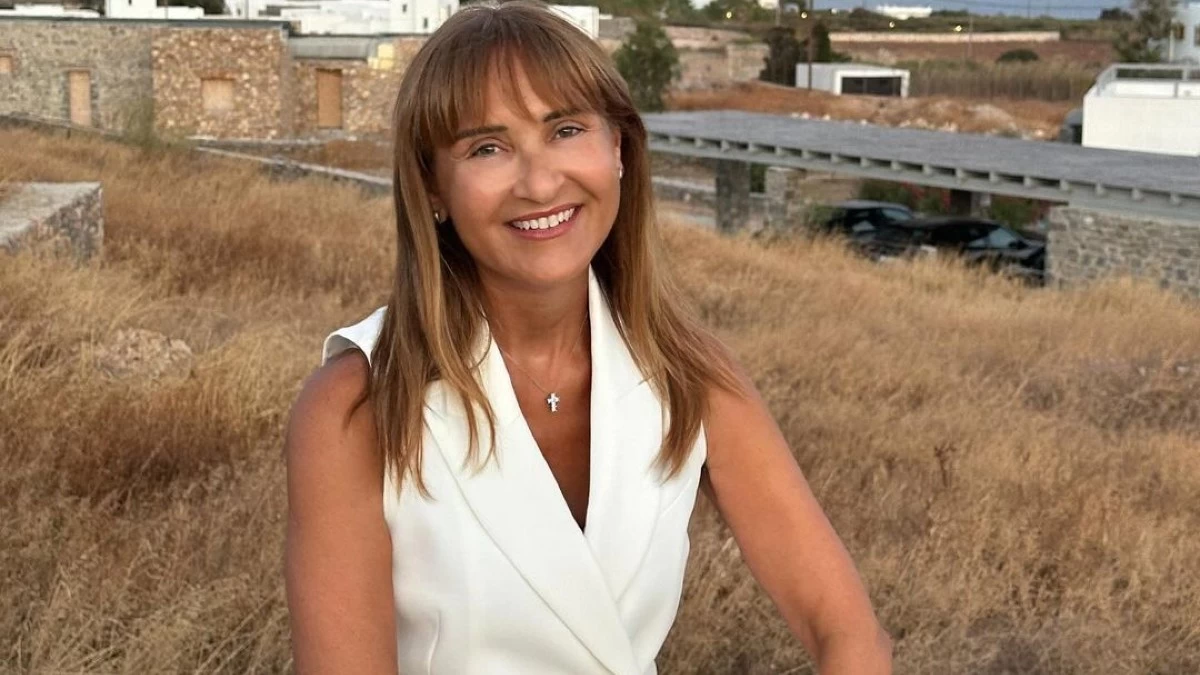 Μάρα Ζαχαρέα: Αγκαλιά με τον Θεόδωρο Ρουσόπουλο αποχαιρετούν την υπερπανσέληνο του Αυγούστου