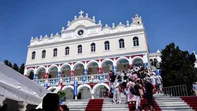 Δεκαπενταύγουστος στην Παναγία της Τήνου: «Περιμένει στο τέλος της ανηφόρας με γαλήνιο βλέμμα και ανοιχτή αγκαλιά»
