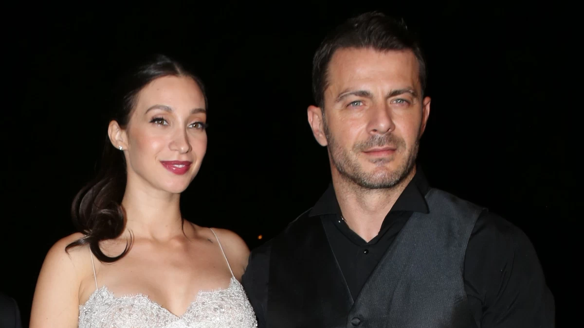 Γιώργος Αγγελόπουλος: Η κόρη του έγινε 6 μηνών - Το βίντεο με το νανούρισμά της στην παραλία αγκαλιά του με το μπιμπερό στο χέρι