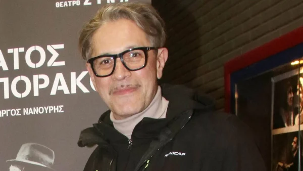 Δύσκολες ώρες για τον Αιμίλιο Χειλάκη – Ακυρώνονται παραστάσεις του λόγω σοβαρής ασθένειας της μητέρας του