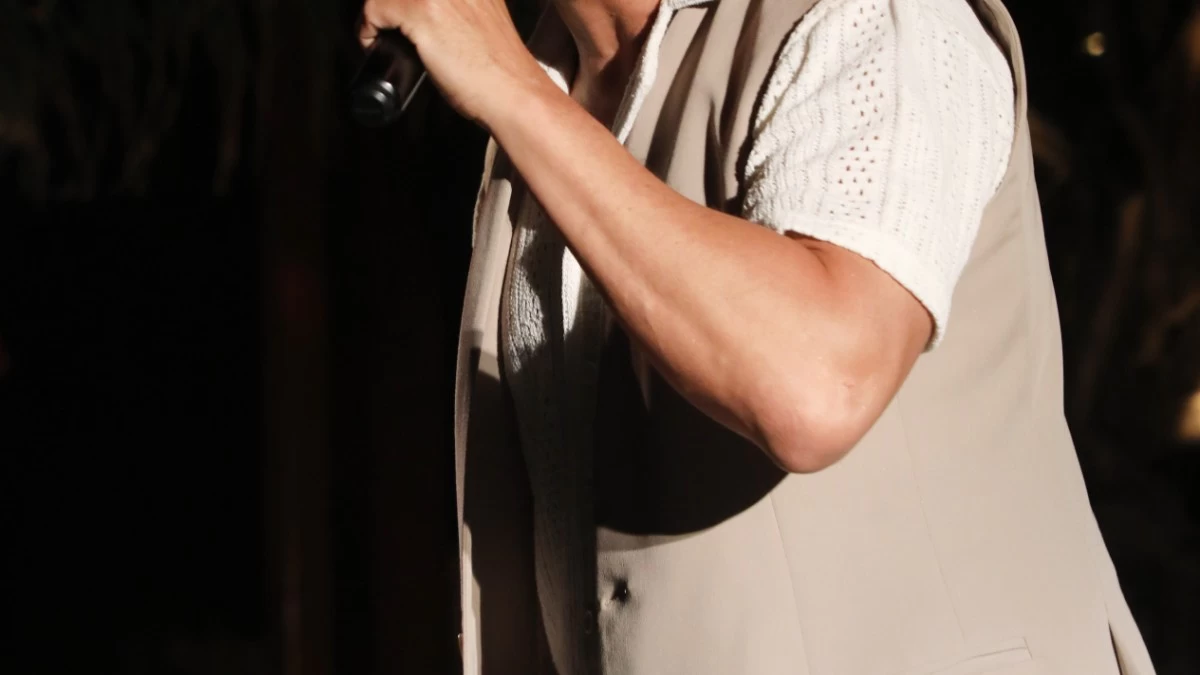 Πολύ γνωστός Έλληνας τραγουδιστής αποκαλύπτει: «Έπιασα την κοπέλα του επ'αυτοφώρω! Ο άλλος έφυγε με τα σώβρακα»