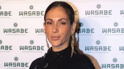 Ανθή Βούλγαρη: Οι φωτογραφίες με μαύρο "καυτό" μαγιό στο πλευρό του συζύγου της