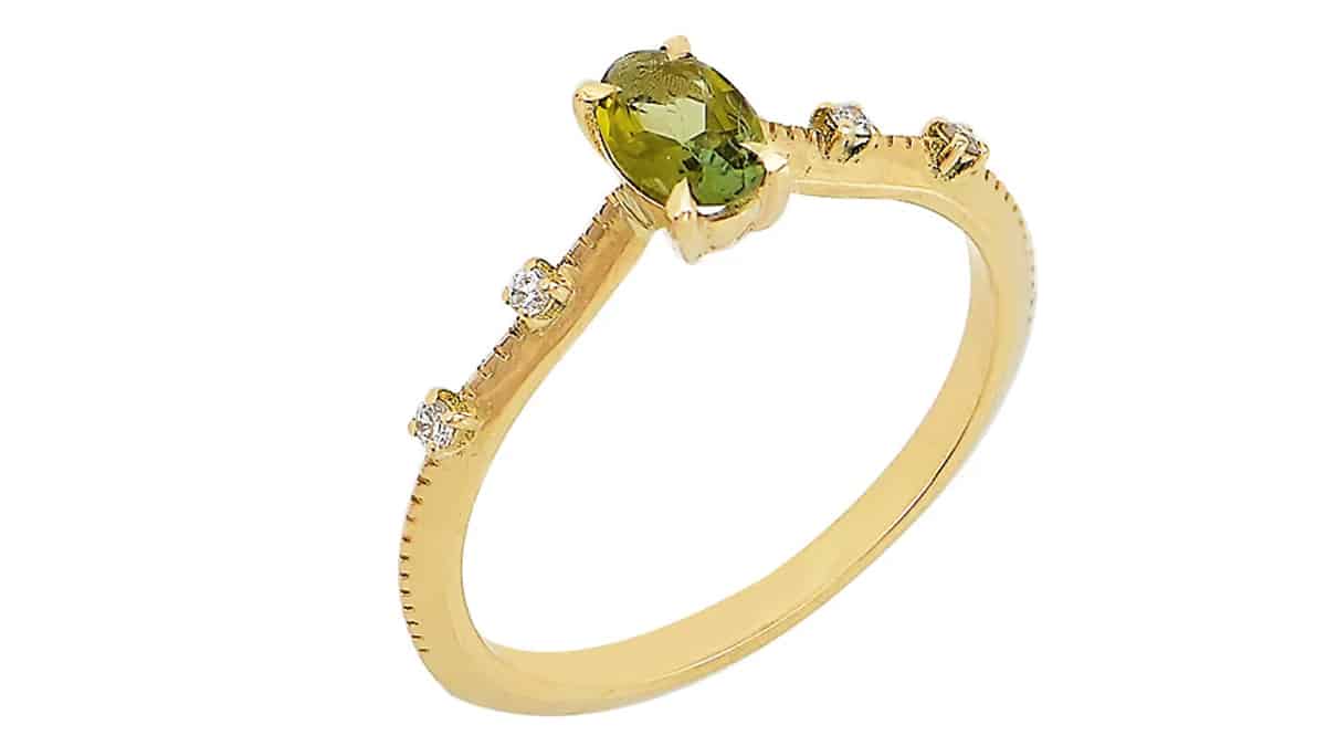 Δαχτυλίδι από χρυσό 18Κ με διαμάντια και πράσινη τουρμαλίνη, €885, Πανίδης, www.panidis.gr