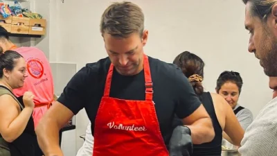 Στέφανος Κασσελάκης: Φόρεσε μαγειρική ποδιά για καλό σκοπό – Κίνηση ανθρωπιάς από τον πρόεδρο του ΣΥΡΙΖΑ