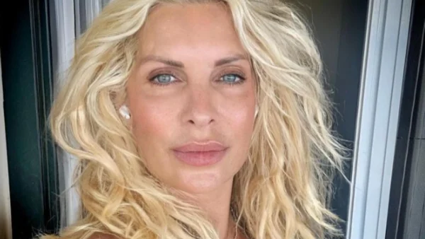 Ελένη Μενεγάκη: Νέες φωτογραφίες από τις διακοπές της στην Άνδρο - Με μαύρο μπικίνι στο εστιατόριο του Onar