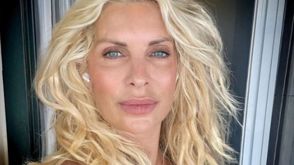 Ελένη Μενεγάκη: Νέες φωτογραφίες από τις διακοπές της στην Άνδρο - Με μαύρο μπικίνι στο εστιατόριο του Onar