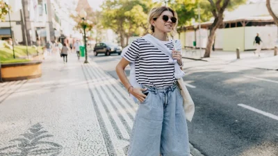 Το φαρδύ τζιν που αδυνατίζει τη σιλουέτα είναι το νέο βασικό της φθινοπωρινής γκαρνταρόμπας